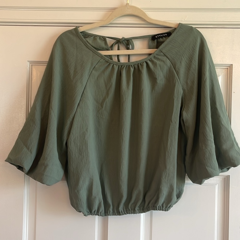 Stylive ctop. Large. Elastic waist and sleeves with tie neck in back. Olive.
